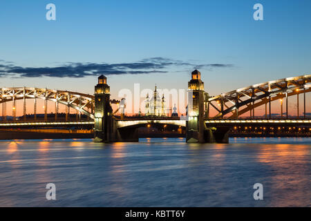 Peter der Große Brücke und Smolny Kathedrale in saint-petersburg mit Lichtern im Sommer Nacht Stockfoto