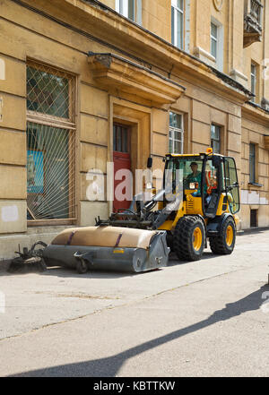 St. Petersburg, Russland - Juli 26, 2015: Arbeiter Kehrmaschine reinigt die Straße vom Staub Stockfoto