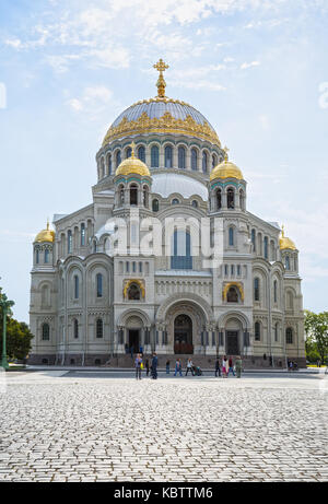 ST. PETERSBURG, RUSSLAND - 26. JULI 2015: Marinekathedrale des Heiligen Nikolaus in Kronstadt. Die Leute gehen auf dem Platz in der Nähe der Kathedrale Stockfoto