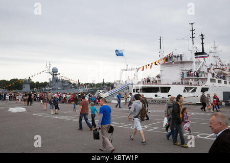 St. Petersburg, Russland - 26. Juli 2015: Tag der Marine in Kronstadt. die Leute Schlange stehen, um das Schiff zu besuchen Stockfoto