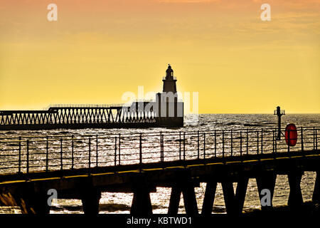 Northumberland Blyth Pier und Leuchtturm heraus in die Nordsee in der Morgendämmerung Stockfoto