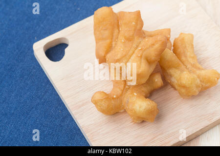 Traditionelle chinesische Snacks Frittierte Doughstick (Pa Tong Gehen) auf Holzplatte. (Soft Focus). Stockfoto