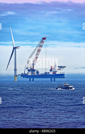 Whitley Bay Nordsee mit dem Lastkahn Vole-au-Vent der Installation von Offshore- Windenergieanlagen in der Neptun Werft gemacht und Fischerei Patrouillenboot Stockfoto