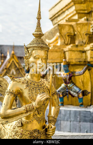 Golden Thai Kinnaree Skulptur, halb menschliche Hälfte Vogel, an der Grand Palace, Thailand Stockfoto