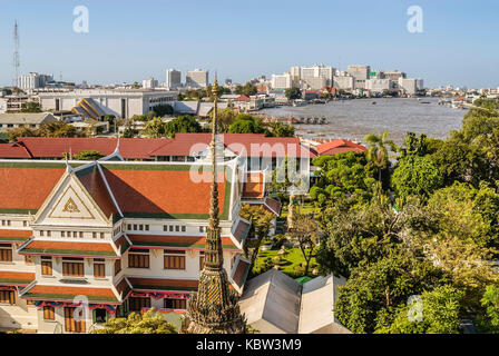 Blick vom Wat Arun (Tempel der Morgenröte) über den Chao Phraya River in Bangkok, Thailand Stockfoto