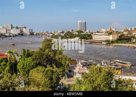 Blick vom Wat Arun (Tempel der Morgenröte) über den Chao Phraya River in Bangkok, Thailand Stockfoto