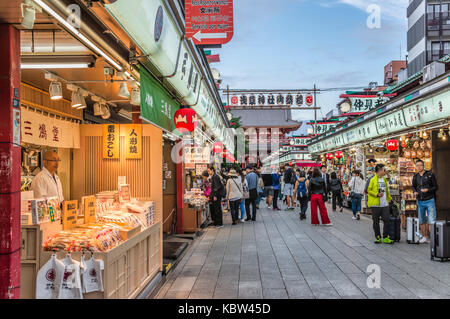 Edo Ära Einkaufsstraße Nakamise Einkaufsstraße mit traditionellen Geschäften in Asakusa, Tokyo, Japan Stockfoto