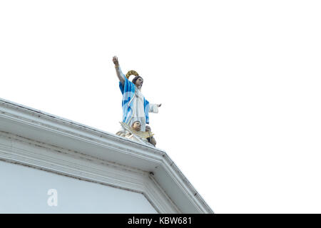 Statue Unserer Lieben Frau mit Baby Winkeln isoliert auf weißem Hintergrund Stockfoto