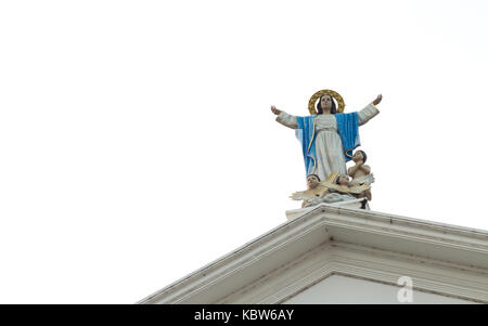 Statue Unserer Lieben Frau mit Baby Winkeln isoliert auf weißem Hintergrund Stockfoto