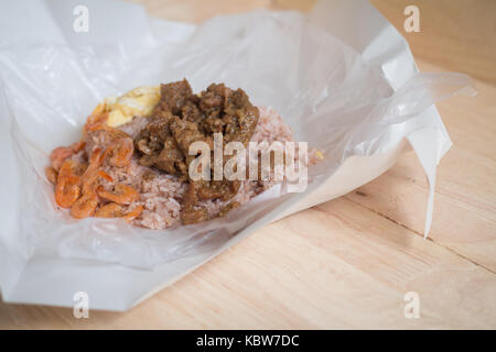 Reis, gewürzt mit Garnelenpaste (khaao khlook gabpi), ist wichtig, Schüssel, thailändische Küche, mit gebratenem Schweinefleisch, Omelette und trocken Garnelen dienen Stockfoto