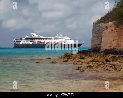 Kreuzfahrtschiff in der Nähe von St. George, Bermuda und Fort St. Catherine. Stockfoto