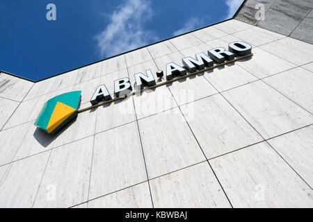 ABN AMRO Zeichen in Zweigstellen. ABN AMRO ist die drittgrößte Bank in den Niederlanden. Stockfoto