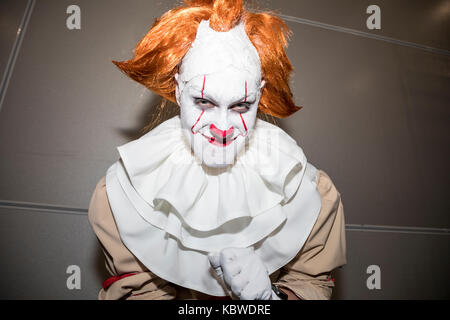 Ein Mann in Clownskostüm bei der Ausstellung 'Igromir' in Moskau, Russland Stockfoto