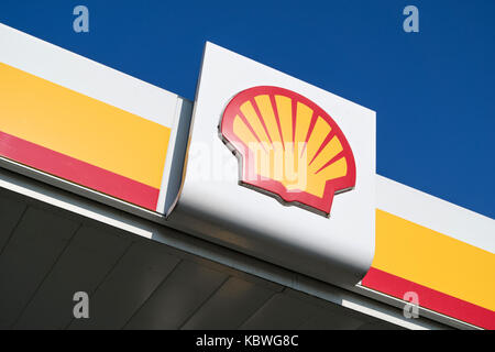 Shell Zeichen gegen den blauen Himmel. Shell ist ein anglo-niederländischen multinationalen Öl- und Gasunternehmen mit Hauptsitz in den Niederlanden und im Vereinigten Königreich übernommen. Stockfoto