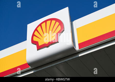 Shell Zeichen gegen den blauen Himmel. Shell ist ein anglo-niederländischen multinationalen Öl- und Gasunternehmen mit Hauptsitz in den Niederlanden und im Vereinigten Königreich übernommen. Stockfoto