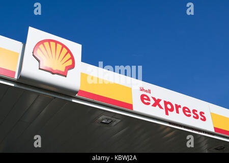 Shell Zeichen gegen den blauen Himmel. Shell ist ein anglo-niederländischen multinationalen Öl- und Gasunternehmen mit Hauptsitz in den Niederlanden und im Vereinigten Königreich übernommen. Stockfoto