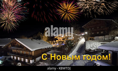 Vorabend des neuen Jahres mit alpinen Dorf im Schnee, Feuerwerk, russische Begrüßungstext Stockfoto