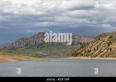 Dunkle Wolken von einem Sturm vorne bewegen sich über die Klippen umgebenden Blue Mesa Reservoir (Curecanti National Recreation Area), gunnison Colorado, USA. Stockfoto