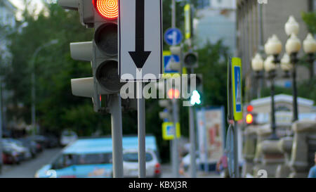 Eine geschäftige Innenstadt Kreuzung. Ampel, Kreuzung, Leute. Stockfoto