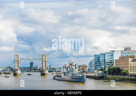 Ikonischen Sehenswürdigkeiten Londons: Panorama entlang der Themse am Pool und die Docklands von London, Tower Bridge, HMS Belfast, City of London, UK, sonnigen Tag Stockfoto