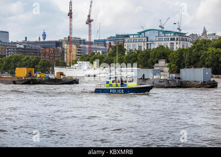 Strafverfolgung: Metropolitan River Police startet Segeln auf Patrouille auf der Themse von Victoria Embankment, Westminster, London, Großbritannien Stockfoto