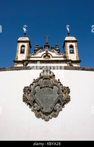 Low Angle Vorderansicht des Wallfahrtskirche Bom Jesus tun, Matosinhos, Wappen und Kirchtürme, Congonhas do Campo, Minas Gerais, Brasilien. Stockfoto