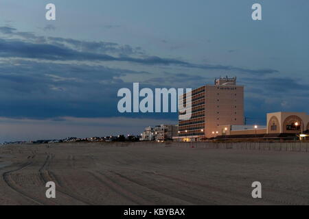 Strand und Hotel bei Sonnenaufgang. Rehoboth Beach, Delaware, USA Stockfoto