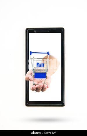 Warenkorb in Hand mit Smart Phone auf weißem Hintergrund Stockfoto