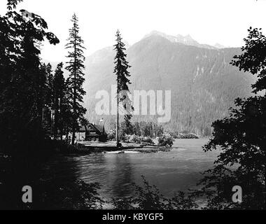 Das Antlers Hotel befindet sich am Lake Cushman in Washington und wird hier um 1906 gezeigt. Dieses Bild bietet einen Einblick in die Resortkultur aus dem frühen 20. Jahrhundert. Das Hotel ist ein beliebter Rückzugsort in der Region. Stockfoto