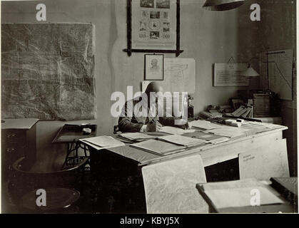 Innenaufnahme der Kanzlei des Armee Gruppen Kommandos. Kanzei des Chefs der Genstbs. Abt. Obst. im Genstabe AMADEO von SPITZMULLER. Aufgenommen am 16.IX.1915. (BildID) 15461889 Stockfoto