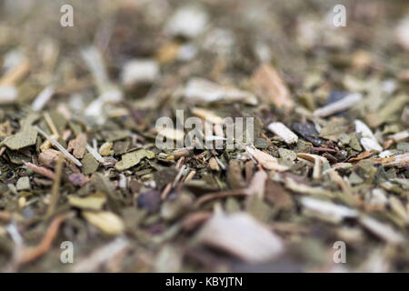 Trockene yerba mate Blätter, ein traditionelles Getränk aus Argentinien Stockfoto