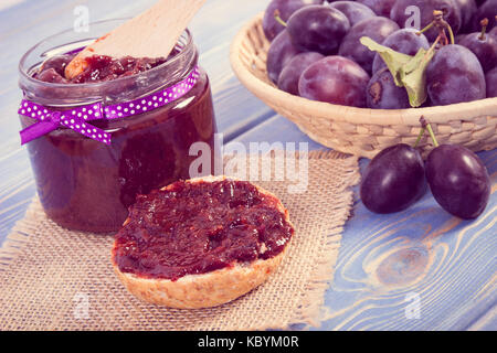 Vorbereitung frische Sandwiches mit hausgemachten Pflaumen marmelade oder Konfitüre, Konzept der gesunden süßen Snacks, Frühstück oder Dessert Stockfoto