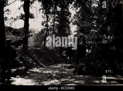 Dieses Bild zeigt die zweite Batterie des L. Feldartillerieregiment 11, in dem Artillerie während des Ersten Weltkriegs in Aktion steht. Es zeigt die Rolle der Artillerieeinheiten auf dem Schlachtfeld. Stockfoto