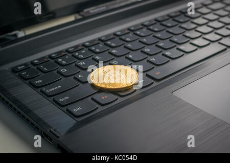Foto Golden Bitcoins neue virtuelle Geld Close-up mit einer PC-Tastatur. Elektronisches Geld mining Konzept Stockfoto