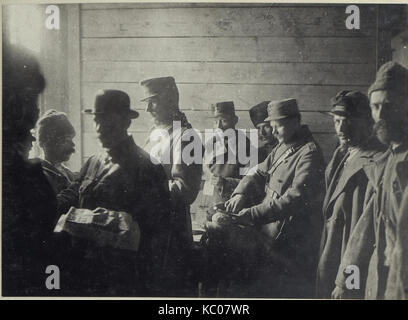 Abbildung von Gefangenen und auch aus der Gefangenschaft heimkehrenden Soldaten am russischen BildID Kriegschauplatz (15690145) Stockfoto