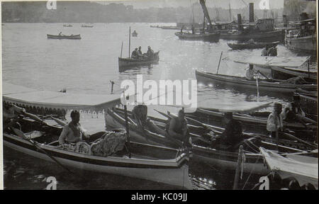 Ein historisches Foto, das das Leben rund um die Bosporus-Straße zeigt und die täglichen Aktivitäten und die kulturelle Lebendigkeit der Gegend feststellt. Das Bild gibt einen Einblick in das frühe 20. Jahrhundert in der Türkei. Stockfoto
