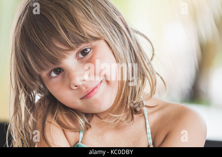 Leicht lächelnd Kaukasische Mädchen, close-up im Gesicht Porträt Stockfoto