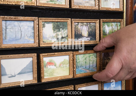 Miniaturgemälde werden in der Ausstellung Miniatura - Dolls' House & Miniaturen im National Exhibition Centre in Birmingham ausgestellt. Stockfoto