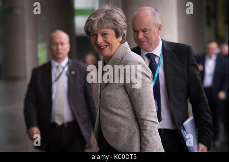 Premierminister Theresa May kommt an der BBC-Studios im Media City in Salford auf dem Andrew Marr zu erscheinen vor dem Parteitag der Konservativen Partei zeigen. Stockfoto