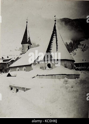 Die „Alte Kapelle“ in Innichen, Italien, ist in diesem schneebedeckten Bild dargestellt. Diese historische Kapelle vor dem Hintergrund einer Winterlandschaft spiegelt das architektonische und kulturelle Erbe der Region wider. Stockfoto