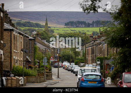 Pikes Lane typischen Stein Reihenhäuser Lager Blick entlang einer Straße mit Wohnhäusern in Glossop, Derbyshire. Stockfoto