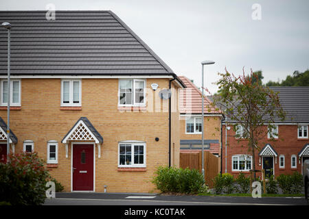 Landschaft Wohnsiedlung Coral Mühle Shaw Straße Newhay, Manchester, typische Straße Szene mit neuen modernen Familie Häuser bauen Stockfoto