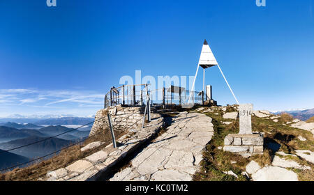 Rovio, Schweiz - 12. Dezember 2016: Verschiedene Bilder vom Klettersteig zum Monte Generoso und der Route der alten Schneedepots. Stockfoto