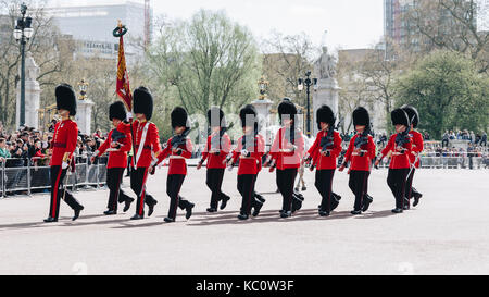 London, England - 4. April 2017 - die Wachablösung am Buckingham Palace, London, Vereinigtes Königreich. Stockfoto