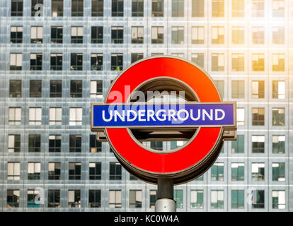 London, England - 3. April 2017: The London Underground Zeichen außerhalb der Canary Wharf Station in finanziellen District.The London "Underground" Logo wird Stockfoto