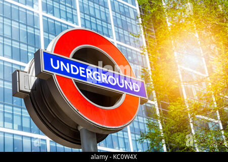London, England - 3. April 2017: The London Underground Zeichen außerhalb der Canary Wharf Station in finanziellen District.The London "Underground" Logo wird Stockfoto