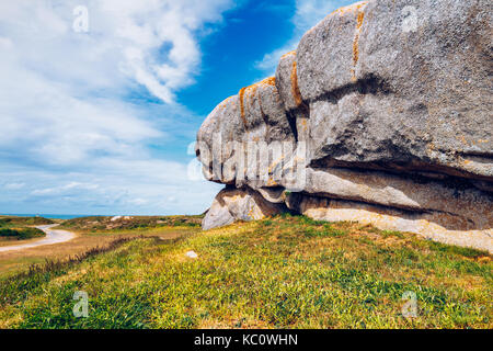 Der rosa Granitfelsen mit seltsamen Formen, Küste der Bretagne. Die Masse des riesigen rosa Felsen, der rosa Granit, Rock mit seltsamen Formen. Bretagne) Stockfoto