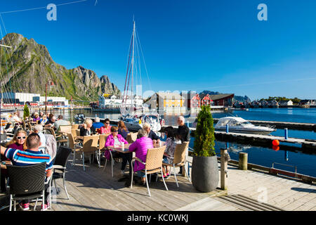 Die Gäste beim Mittagessen auf der Terrasse der Bacalao Restaurant an der Waterfront in Leknes, Lofoten, Norwegen Stockfoto