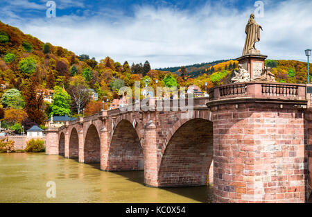 Blick auf Heidelberg im Herbst mit rotem Laub einschließlich Carl Theodor Alte Brücke, Neckar, Kirche des Heiligen Geistes, Deutschland Stockfoto
