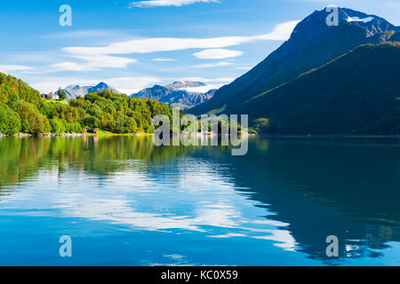 Kystriksveien - auf der Küstenstraße entlang der Küste Nordland in Norwegen. Die Gletscher Svartisen können im Hintergrund gesehen werden. Stockfoto